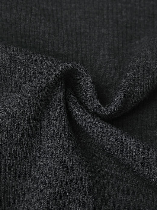 秋冬内搭刚需 深灰半高领修身针织衫 简约领口字母标细腻肌理长袖打底上衣 商品图4