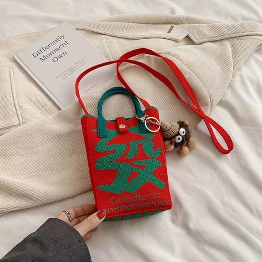 🎉新年限定！【新年针织发财包】😏喜庆针织手提包太香了，对新年发财小包包没有抵抗力！🧧 🎉新年发财手机包，针织材质温暖又可爱，让你在寒冷的冬季也能保持时尚。 商品图5