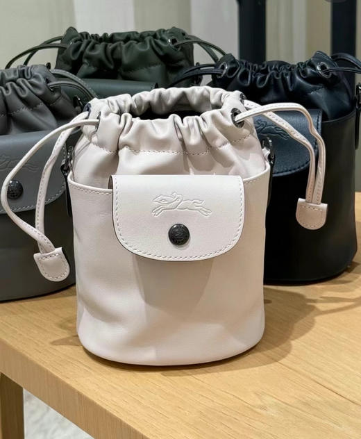 直发 原厂头层牛皮 特价款，珑骧新款小水桶包包 商品图3