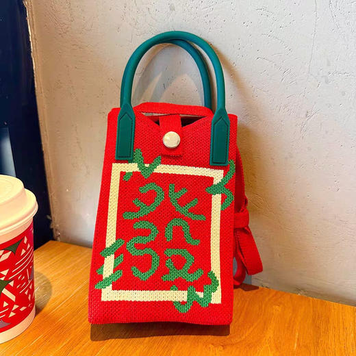 🎉新年限定！【新年针织发财包】😏喜庆针织手提包太香了，对新年发财小包包没有抵抗力！🧧 🎉新年发财手机包，针织材质温暖又可爱，让你在寒冷的冬季也能保持时尚。 商品图2