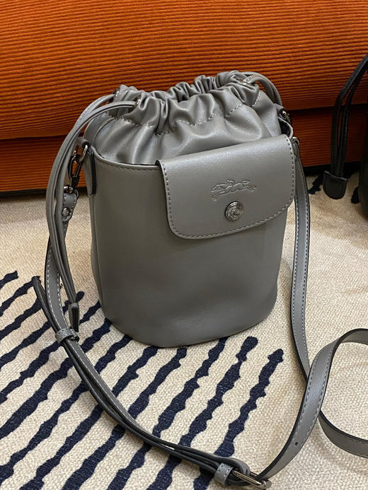 直发 原厂头层牛皮 特价款，珑骧新款小水桶包包 商品图4