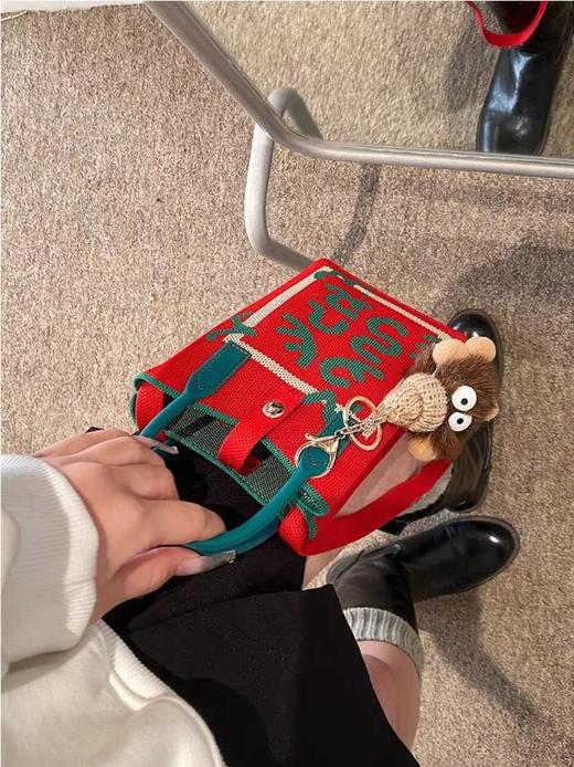 🎉新年限定！【新年针织发财包】😏喜庆针织手提包太香了，对新年发财小包包没有抵抗力！🧧 🎉新年发财手机包，针织材质温暖又可爱，让你在寒冷的冬季也能保持时尚。 商品图4