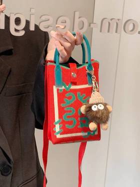 🎉新年限定！【新年针织发财包】😏喜庆针织手提包太香了，对新年发财小包包没有抵抗力！🧧 🎉新年发财手机包，针织材质温暖又可爱，让你在寒冷的冬季也能保持时尚。