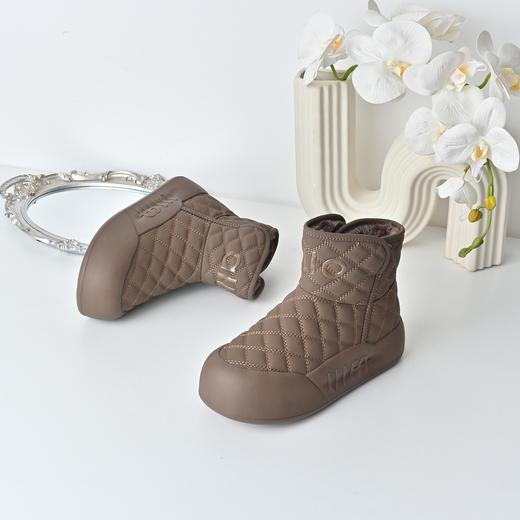 经典鲨2025年冬季专柜新品时尚菱格厚底羊羔绒保暖雪地靴女KW142-558211 商品图3