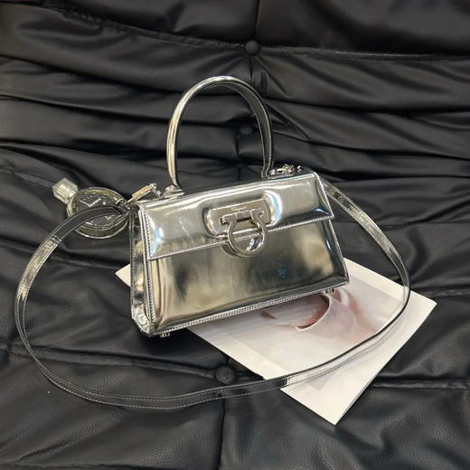 菲拉格慕 博物馆系列 经典Top Handle 银色 牛皮拼漆皮 手提包 商品图0