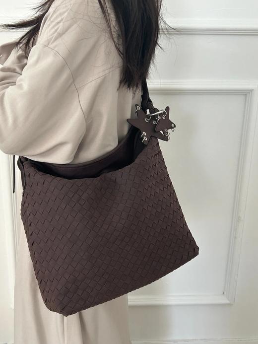 强推【编织三色托特包】“颜值 × 实用”的平衡款，PU磨砂皮织就复古肌理～容量装得下日常琐碎，上身轻松随性超好看WD 商品图3