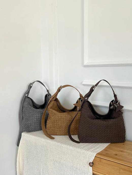 强推【编织三色托特包】“颜值 × 实用”的平衡款，PU磨砂皮织就复古肌理～容量装得下日常琐碎，上身轻松随性超好看WD 商品图4