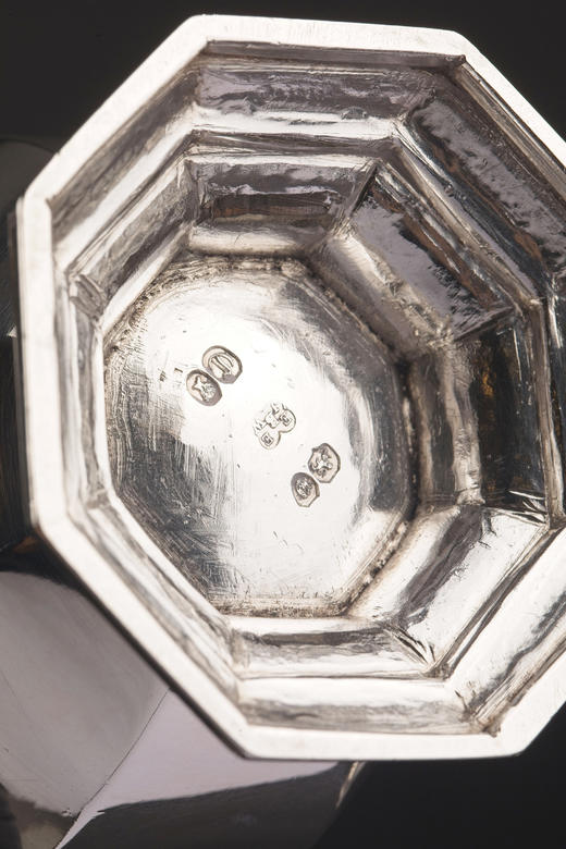 独角鹿西洋古董18世纪末英国顶级银坊Edward Barnard & Sons出品花叶神鸟及家族纹章主题纯银精雕调味罐及水晶酒壶套组 商品图11