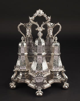 独角鹿西洋古董18世纪末英国顶级银坊Edward Barnard & Sons出品花叶神鸟及家族纹章主题纯银精雕调味罐及水晶酒壶套组