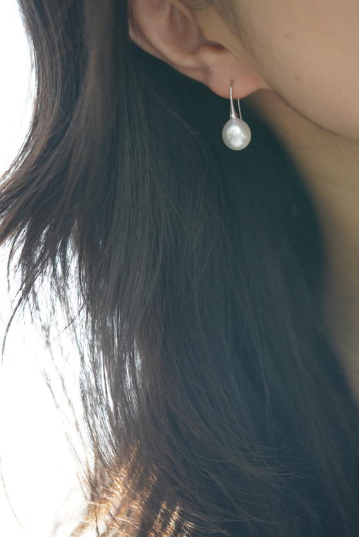 时尚流线感澳白耳钩 商品图1