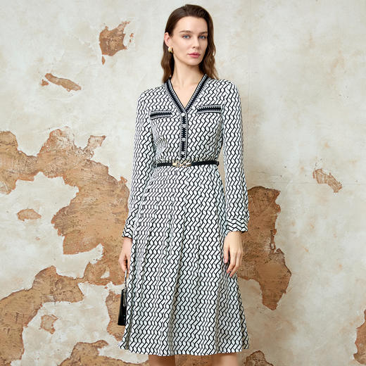 EITIE爱特爱温柔气质V领收腰显瘦印花连衣裙2025春季新款8107801 商品图3