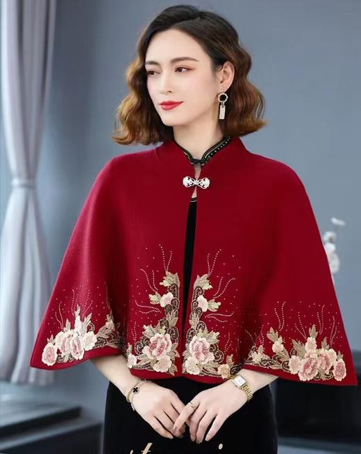 SZ6W02 顺圣色 针织毛衫披肩 牡丹 金线勾勒，针脚细密有光泽，走动时像把春日繁花披在肩，改良式立领 + 镶钻蝴蝶结，复古又精致，轻轻一扣就藏住脖颈的温柔；一披就美的万能搭配 商品图0