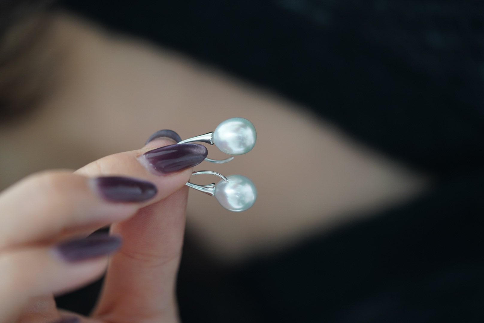 时尚流线感澳白耳钩