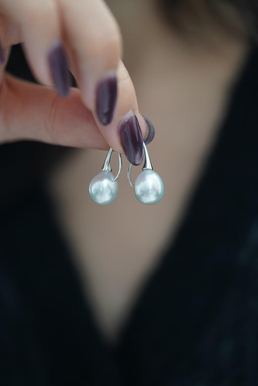 时尚流线感澳白耳钩 商品图0