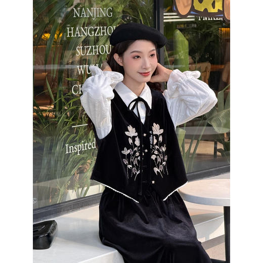 两三事花园夜曲2025冬新款新中式绣花马夹半身裙两件套女时尚套装 商品图3