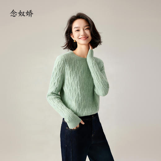【商场同款】CNK4090 绿茵色“舒缓毛衫” 松身版型 扭花毛织设计减龄有质感 适中造型袖遮臂美化肩型 轻柔绵羊毛/兔毛纱线 温暖毛衣 商品图2