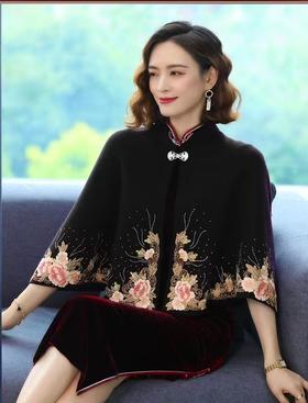 SZ6W02 漆黑色 针织毛衫披肩 牡丹 金线勾勒，针脚细密有光泽，改良式立领 + 镶钻蝴蝶结，复古又精致，轻轻一扣就藏住脖颈的温柔；一披就美的万能搭配