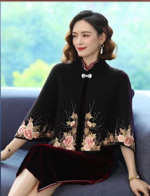 SZ6W02 漆黑色 针织毛衫披肩 牡丹 金线勾勒，针脚细密有光泽，改良式立领 + 镶钻蝴蝶结，复古又精致，轻轻一扣就藏住脖颈的温柔；一披就美的万能搭配 商品图0