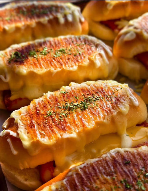 【瀑布芝士鸡排包】一口爆汁，松软咸香超好吃
馋了很久的一款咸口面包终于安排上了，放了超多的芝士碎搭配上整个大鸡排一口下去真的很满足，喜欢咸口面包的一定要尝试一下 商品图2