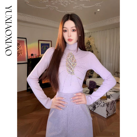 余潇潇【轻羽飞扬】保暖绵羊毛桑蚕丝叶子烫钻高领修身毛衣&休闲裤 商品图3