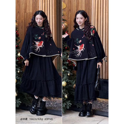 两三事梵高文艺鲤跃芳庭2025冬新款金鱼图案毛球装饰斗篷式毛衣女 商品图2