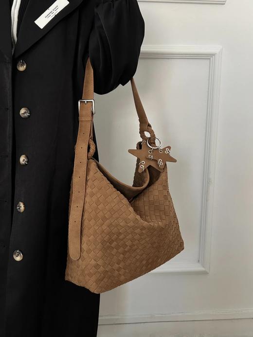 强推【编织三色托特包】“颜值 × 实用”的平衡款，PU磨砂皮织就复古肌理～容量装得下日常琐碎，上身轻松随性超好看WD 商品图2