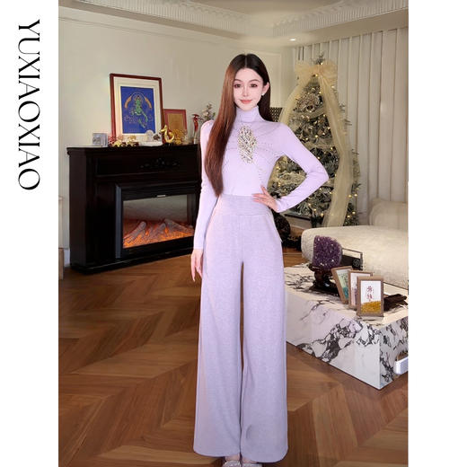 余潇潇【轻羽飞扬】保暖绵羊毛桑蚕丝叶子烫钻高领修身毛衣&休闲裤 商品图0