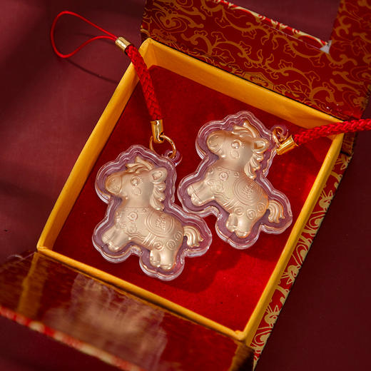 【超值2个装】灵珠 “马上有钱”小马吊坠 可当包挂/手机链 含金挂件 一物一证 商品图4