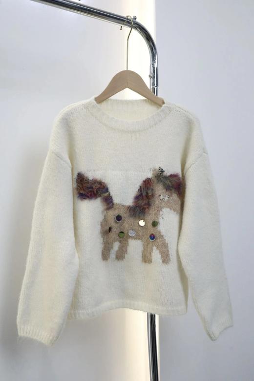 【手缝亮片长毛小马嵌花圆领毛衣】羊驼羊毛面料+彩色的毛绒+炫彩亮片+闪钻的装饰，让这件毛衣更有细节感WD 商品图9