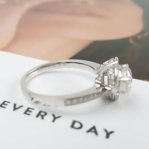 AU750白金经典简约爱心造型1.08克拉钻石戒指14.5号（戒圈可改） 231225NJS64 商品图7