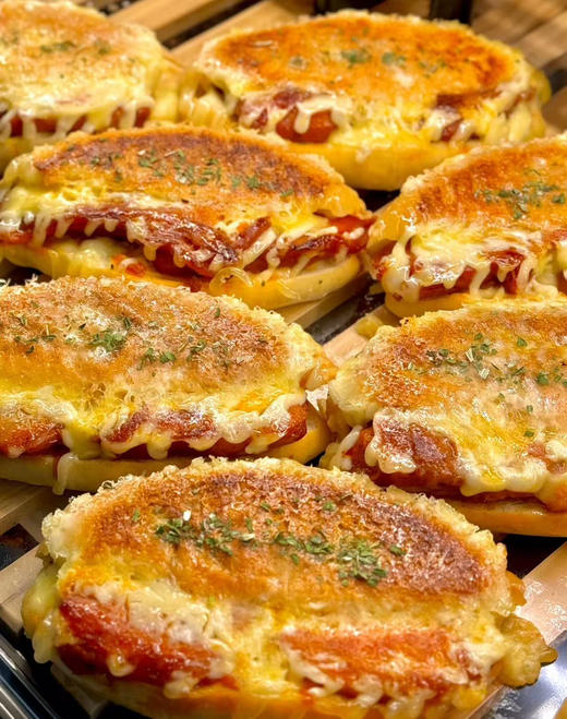 【瀑布芝士鸡排包】一口爆汁，松软咸香超好吃
馋了很久的一款咸口面包终于安排上了，放了超多的芝士碎搭配上整个大鸡排一口下去真的很满足，喜欢咸口面包的一定要尝试一下 商品图3