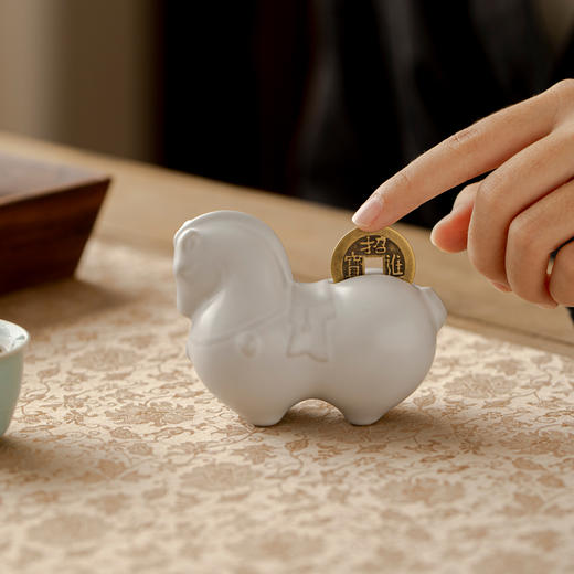 【汝瓷马背铜钱 “马上zhuan钱”】汝山明 2026马上有钱礼盒装 &春联礼盒 （融合唐马丰姿与宋瓷雅韵 非遗技艺烧制）部分款式已售罄，预售1.6日起开始发货 商品图11