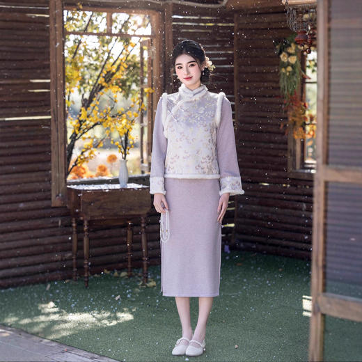 MYJ 13451中式气质改良毛领提花斜襟马甲汉服斜襟立领刺绣旗袍两件套 商品图3