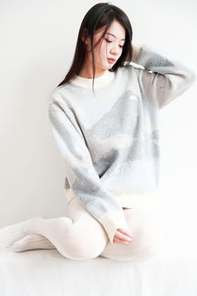 10%山羊绒+90%羊毛，签名款刺绣羊毛衣。山系提花圆领外套C122568