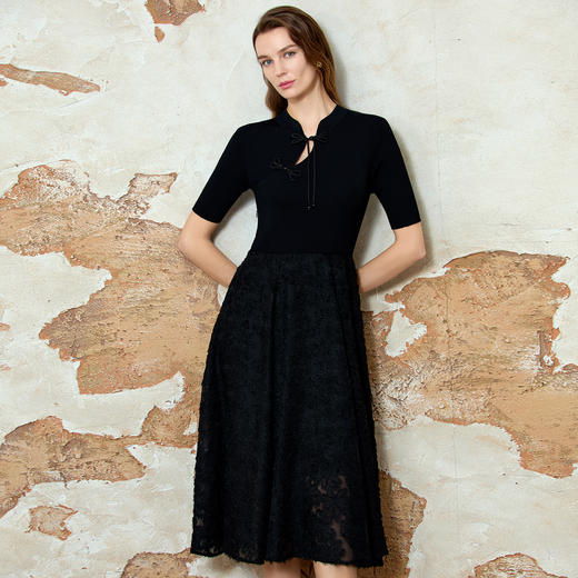 EITIE爱特爱气质新中式立领盘扣显瘦黑色连衣裙2025春季新款8107803 商品图3