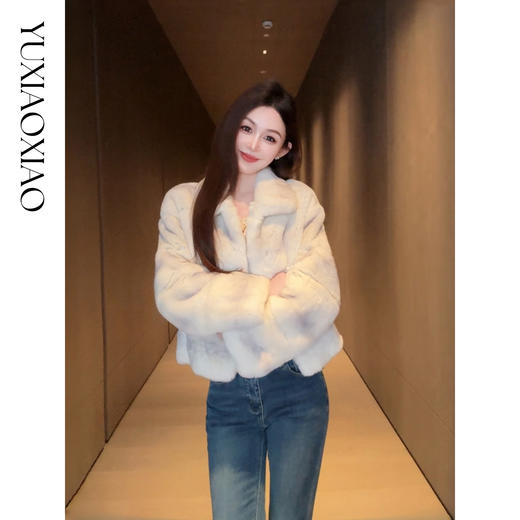 余潇潇【柏林月光】横排雷克斯獭兔毛填充薄棉保暖舒适翻领皮草 商品图0