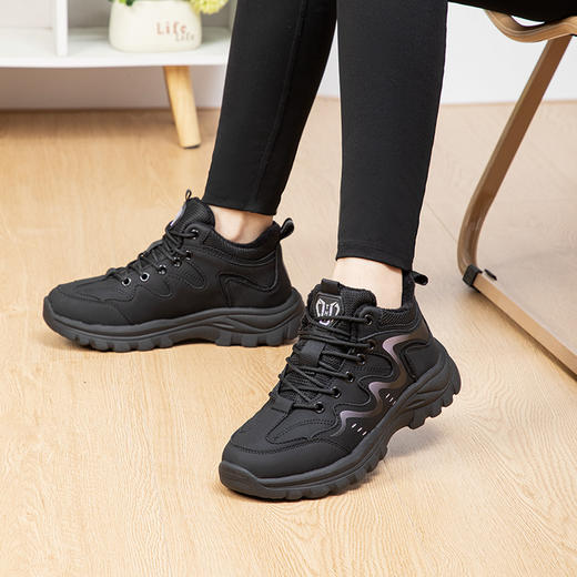 【暖冬鞋服丨泰和源 男女款加绒高帮鞋合集】外用防泼水超纤，雨水不易渗入，干爽舒适，增宽鞋楦不易挤脚，全方位包裹高帮设计，锁住温度，抵御寒冷，EVA厚底耐折防滑，不易累脚 商品图4