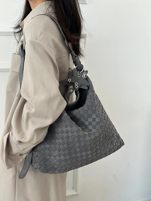 强推【编织三色托特包】“颜值 × 实用”的平衡款，PU磨砂皮织就复古肌理～容量装得下日常琐碎，上身轻松随性超好看WD 商品图1