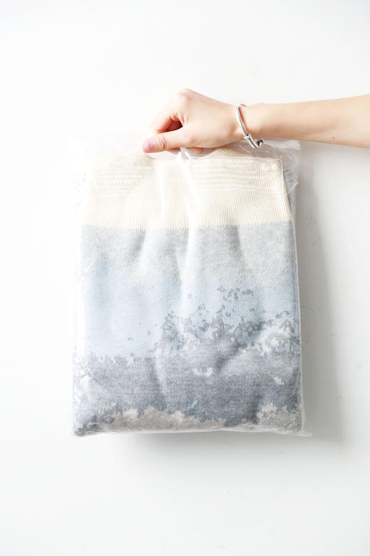 10%山羊绒+90%羊毛，签名款刺绣羊毛衣。山系提花圆领外套C122568 商品图12