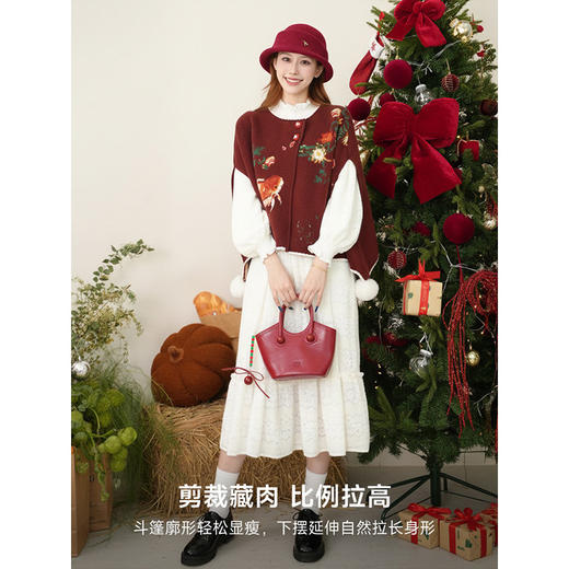 两三事梵高文艺鲤跃芳庭2025冬新款金鱼图案毛球装饰斗篷式毛衣女 商品图4