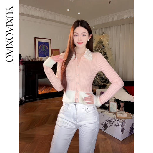 余潇潇【甜心修炼】柔软舒适坑条显瘦弹力花朵翻领修身垫肩针织衫 商品图0