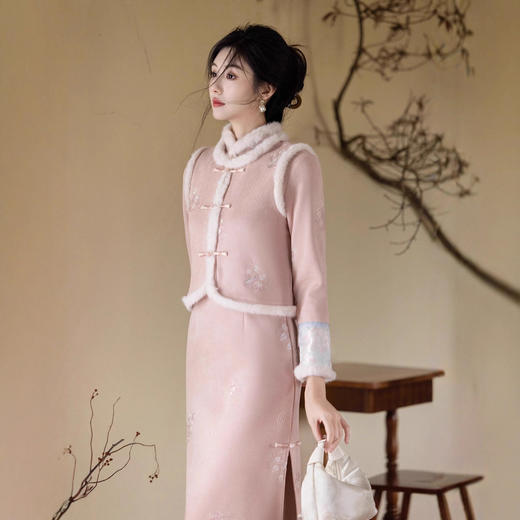 MYJ 新中式温婉显白粉色旗袍马甲套装加绒保暖日常 商品图3
