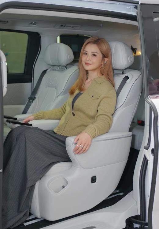 蔡卓妍同款【高奢感老钱风翻领拉链复古羊毛针织外套】2色可选~甄选100%羊毛，纤维柔糯细腻，亲肤性与垂坠感兼备，姐妹们闭眼入WD 商品图2