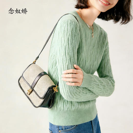 【商场同款】CNK4090 绿茵色“舒缓毛衫” 松身版型 扭花毛织设计减龄有质感 适中造型袖遮臂美化肩型 轻柔绵羊毛/兔毛纱线 温暖毛衣 商品图13
