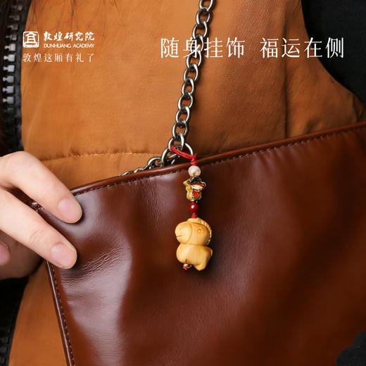 【马上有钱檀木小挂件】敦煌小众原创国风古法沙金铜钱 卡通小马马上有钱手机链配件钥匙扣吊坠 商品图3