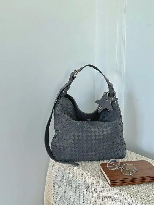 强推【编织三色托特包】“颜值 × 实用”的平衡款，PU磨砂皮织就复古肌理～容量装得下日常琐碎，上身轻松随性超好看WD 商品图6