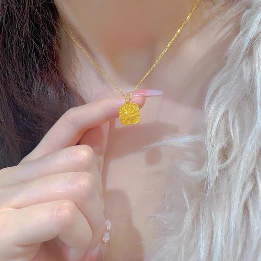 2楼六福珠宝足金小方糖挂坠  （赠送银项链）） 商品图1