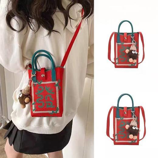 🎉新年限定！【新年针织发财包】😏喜庆针织手提包太香了，对新年发财小包包没有抵抗力！🧧 🎉新年发财手机包，针织材质温暖又可爱，让你在寒冷的冬季也能保持时尚。 商品图1