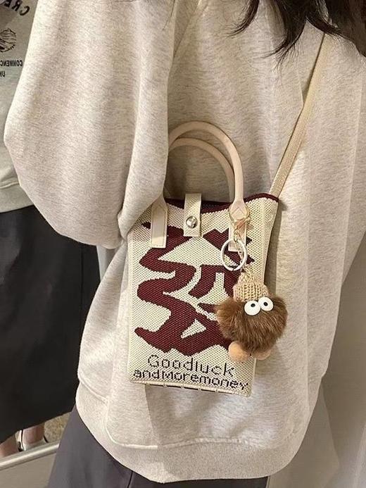 🎉新年限定！【新年针织发财包】😏喜庆针织手提包太香了，对新年发财小包包没有抵抗力！🧧 🎉新年发财手机包，针织材质温暖又可爱，让你在寒冷的冬季也能保持时尚。 商品图6