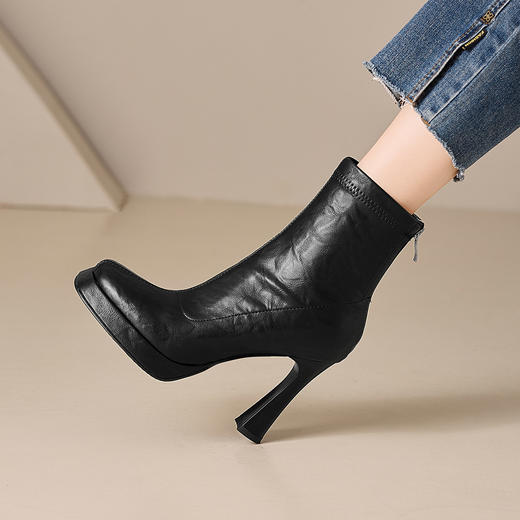 【预售5天】气质高跟防水台弹力瘦瘦短靴女秋冬新款尖头厚底粗跟不累脚时装靴CZ&&C-2305 商品图0